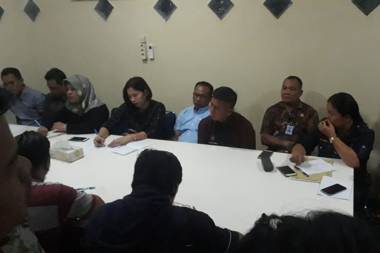Suasana pertemuan antara keluarga korban dan ketiga tersangka yang didamping pengacara di Mapolresta Pontianak, Kalimantan Barat, Kamis (11/4/2019)