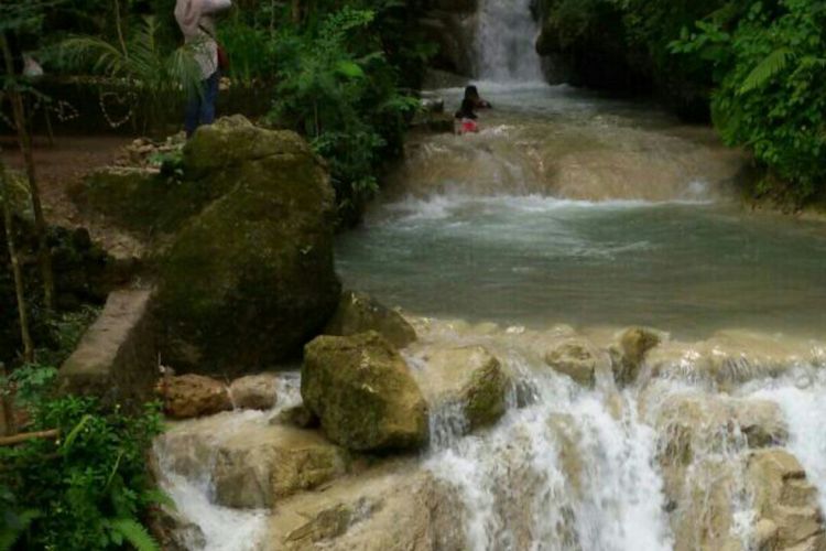 Salah satu sudut riam bertingkat di komplek wisata air terjun Kedung Pedut. 