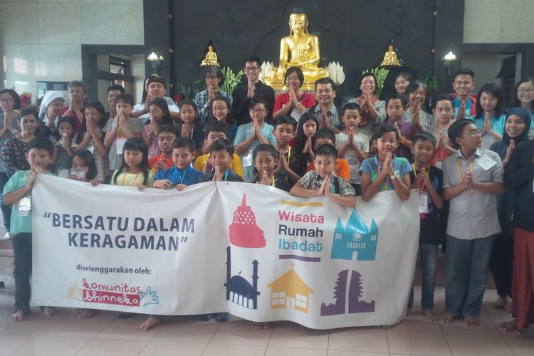 anak-anak peserta Wisata Kebhinekaan saat mengunjungi Vihara Vimala Dharma Bandung. 