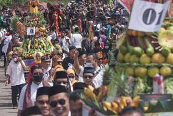 Arak-arakan Gunungan Meriahkan Tradisi Syawalan Gunung Megono