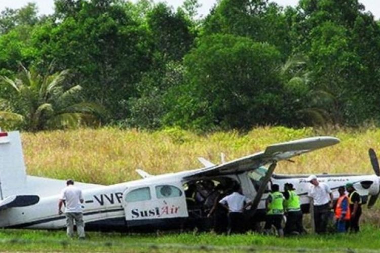 Hujan deras yang memgguyur di wilayah perbatasan Kecamatan Krayan Kabupaten Nunukan diduga menyebabkan pesawat Susi Air kesulitan mendarat dan mengalami sejumlah kerusakan. 