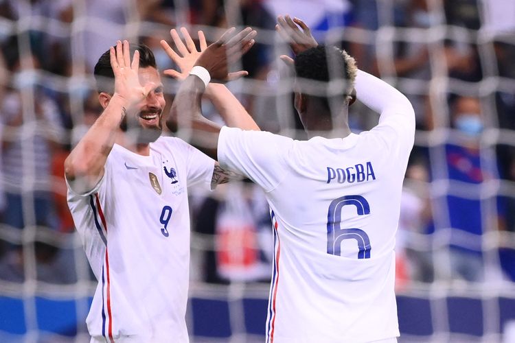 Penyerang Perancis Olivier Giroud (kiri) merayakan golnya ke gawang Bulgaria bersama Paul Pogba pada laga uji coba Euro 2020 di Stade de France, 8 Juni 2021. 