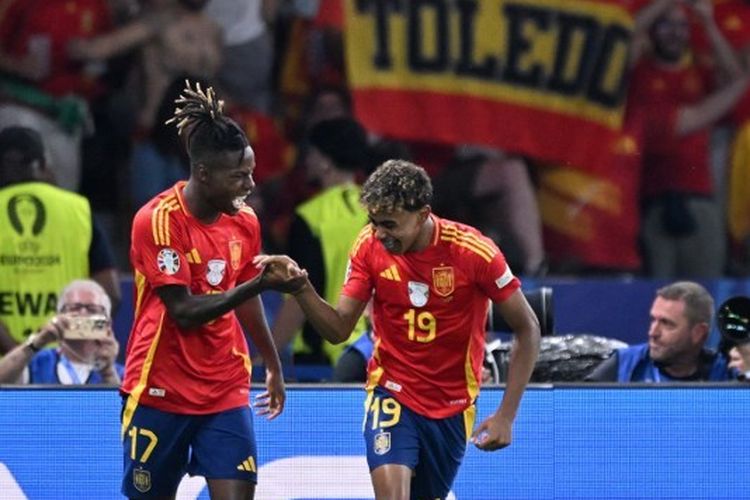 Gelandang Spanyol, Nico Williams, berselebrasi bersama Lamine Yamal seusai mengemas gol dalam final Euro 2024 di Stadion Olimpiade pada 14 Juli 2024.