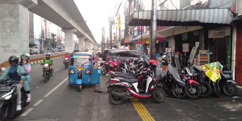 Kondisi trotoar di sepanjang Jalan RS Fatmawati, Jakarta Selatan, Sabtu (2/11/2019)