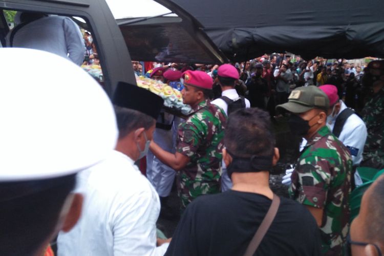 Jenazah Praka Marinir (Anumerta) Dwi Miftachul Achyar, saat tiba di tempat tinggalnya di Jalan Sumowiharjo, Kelurahan/Kecamatan Babat, Lamongan, Jawa Timur, Minggu (24/4/2022).