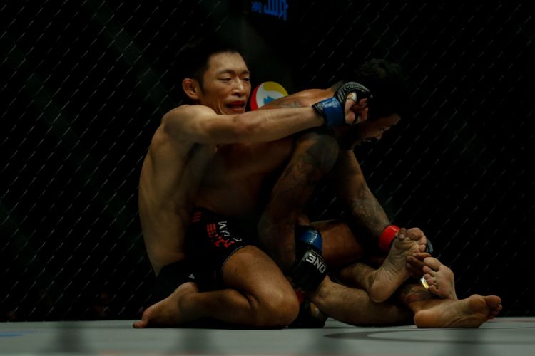 Petarung asal Jepang Yoshitaka Nobita Naito melawan petarung asal Brazil Slex Silva dalam laga One Championship 2018 di Jakarta Covention Center (JCC), Sabtu (12/5/2018). Pergelaran laga tarung bebas One Championship 2018 tersebut kembali merebutkan sabuk juara dunia kelas jerami MMA One Championship.