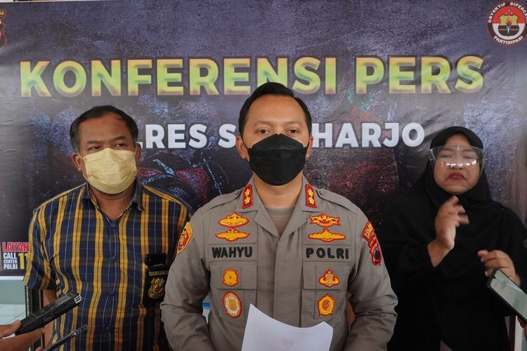 Kapolres Sukoharjo AKBP Wahyu Nugroho Setyawan dalam konferensi pers di Sukoharjo, Jawa Tengah, Jumat (3/12/2021).