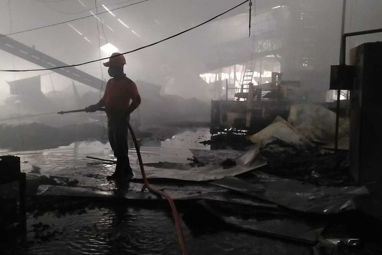 Kebakaran hebat melanda Pabrik PT. Dua Kelinci di Jalan Raya Pati - Kudus wilayah Kecamatan Margorejo, Kabupaten Pati, Jawa Tengah, Selasa (23/11/2021) siang sekitar pukul 11.00. Api diduga berasal dari dalam gudang pengopenan kacang kering di sebelah barat.