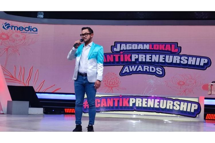 Gilang Widya Pramana hadir mewakili Shandy Purnamasari dalam Final and Awarding Jagoan Lokal #Cantikpreneurship. 