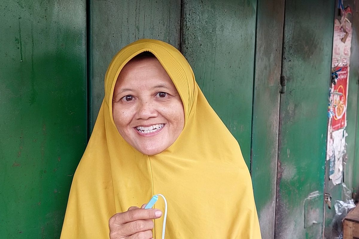 Rina (54), ibu rumah tangga yang tinggal di Pancoran Mas setelah berbelanja di Pasar Kemiri Muka, Depok, Senin (8/4/2024).