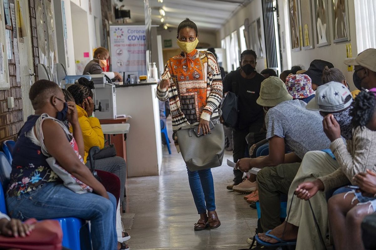 Relawan menunggu untuk diperiksa di fasilitas uji coba vaksin yang ditetapkan di Rumah Sakit Chris Sani Baragwanath di Soweto di luar Johannesburg, Afrika Selatan, Senin 30 November 2020. Lebih dari 2000 relawan Afrika Selatan mengikuti uji coba vaksin virus corona eksperimental AstraZeneca.