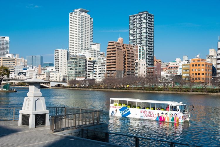 Bus amfibi melayang di atas Sungai Okawa, Osaka, Jepang. 