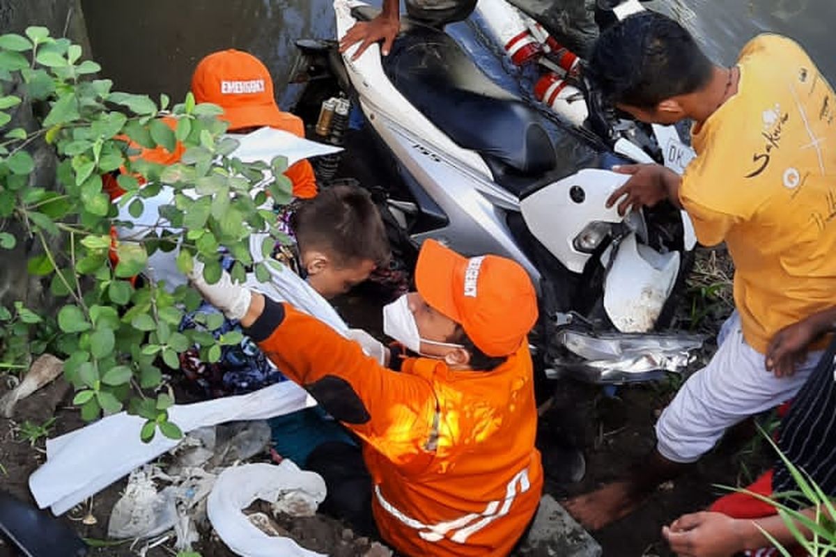 Petugas bersama warga saat mengevakuasi jenazah WNA Ukraina, DS (32), yang mengalami kecelakaan tunggal saat mengendarai sepeda motor di di Jembatan Shortcut (Jalan Pintas) Canggu, Desa Canggu, Kecamatan Kuta Utara, Kabupaten Badung, Bali, pada Selasa (10/1/2023). /Dok Humas Polres Badung