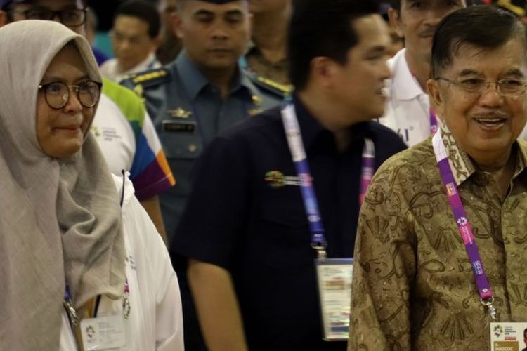 Ratna Irsana (kiri) menyambut Wapres Jusuf Kalla bersama ketua INASGOC, Erick Thohir