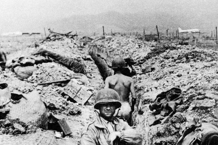 Pasukan Perancis berlindung di parit-parit lembah Dien Bien Phu dari tembakan artileri yang dilepaskan pasukan Vietminh dari bukit-bukit di kejauhan.