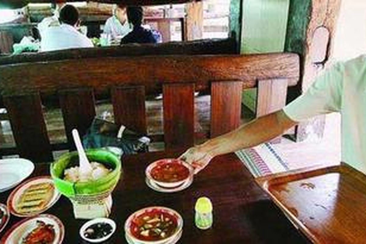 Rumah Makan Ayam Kampung Pak Atok, Cibubur, Depok, Jawa Barat, Kamis (14/10/2010).