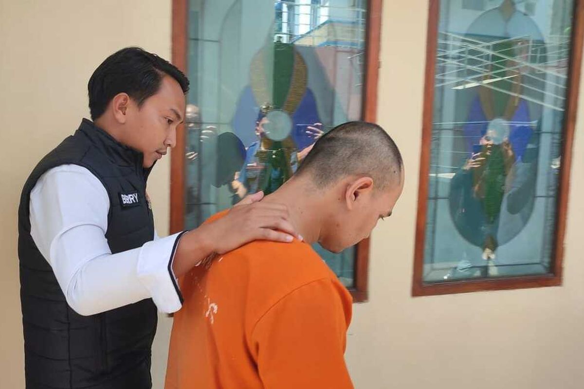 Pembunuh korban yang mayatnya ditemukan terlilit lakban digelandang di Mapolres Ciamis,