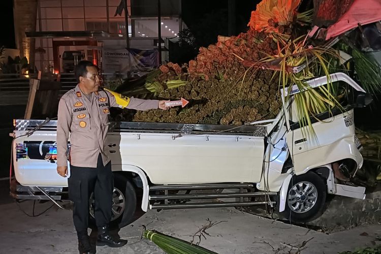 Polisi melakukan olah TKP kecelakaan di Desa Megati, Kecamatan Selemadeg Timur, Kabupaten Tabanan, Provinsi Bali, Senin (30/9/2024). Sopir pikap tewas di tempat karena tergencet.