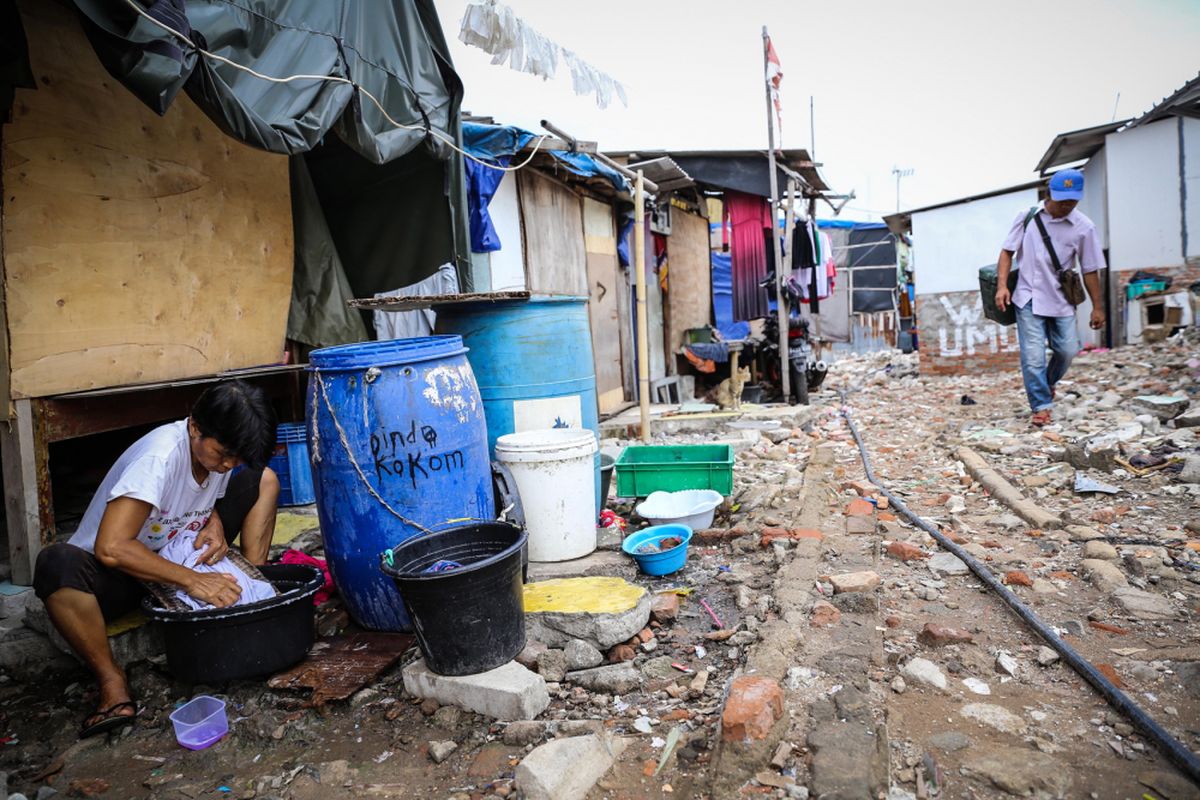 Aktivitas warga di rumah semi-permanen di Kampung Akuarium, Jakarta Utara, Selasa (7/11/2017). Kawasan yang dihuni sekitar 160 KK ini kembali jadi perbincangan setelah Gubernur Anies Baswedan merencanakan Kampung Akuarium sebagai proyek percontohan pertama pembangunan rumah berlapis di Jakarta.