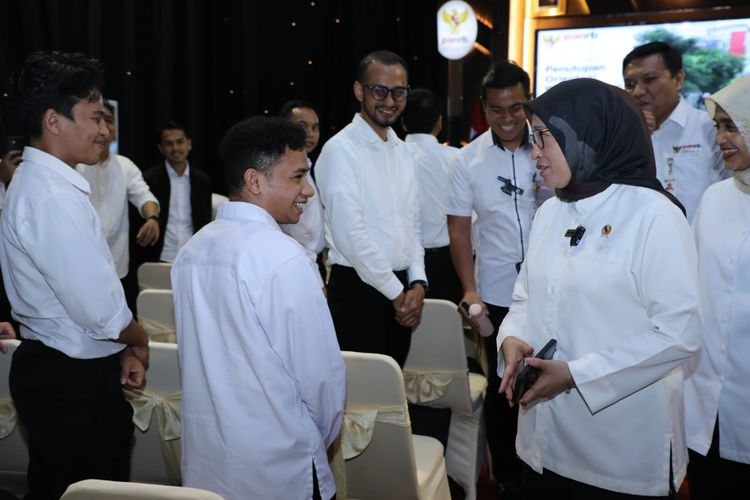 Menteri Pendayagunaan Aparatur Negara dan Reformasi Birokrasi (PANRB) Rini Widyantini dalam penutupan Orientasi Wawasan dan Tugas (Orwastu) CPNS Kementerian PANRB Tahun Anggaran 2024 di Jakarta, yang diikuti oleh 53 CPNS baru, Senin (16/6/2025).