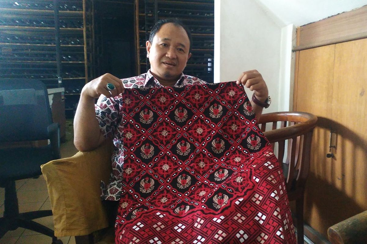 Komarudin Kudiya, Pemilik Rumah Batik Komar menunjukkan kain batik Garuda Kujang Kencana, motif batik rancangan Gubernur Jawa Barat Ridwan Kamil. 