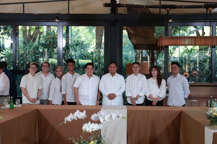 Prabowo Subianto, Erick Thohir, dan sejumlah pebisnis muda serta influencer hadiri acara Diskusi dan Makan Bersama di Kawasan Senayan, Senin (18/12/2023).