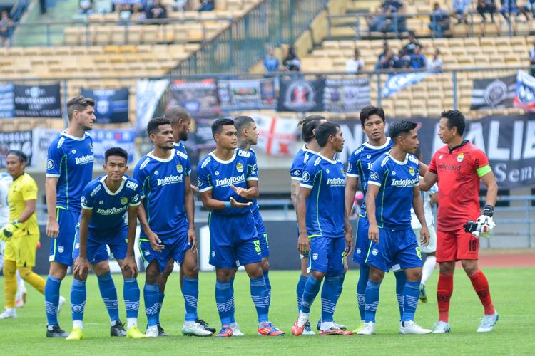 Starting pemain Persib hendak melakuka team talk terakhir jelang laga Persib vs PSIS, Sabtu (13/8/2022) dalam laga pekan keempat Liga 1 2022-2023, di Stadion Gelora Bandung Lautan Api (GBLA). Selanjutnya, Persib akan melawan PSS Sleman pada pekan kelima Liga 1 2022-2023. Laga PSS vs Persib berlangsung di Stadion Maguwoharjo, Jumat (19/8/2022) pukul 20.30 WIB.