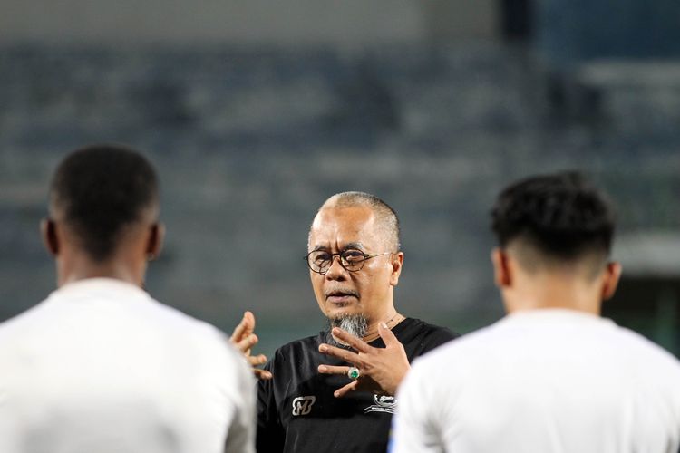 Direktur Madura United Haruna Soemitro memberi wejangan kepada pemain saat latihan perdana musim 2020 di Stadion Gelora Bangkalan, Jawa Timur, Jumat (10/01/2020) malam.