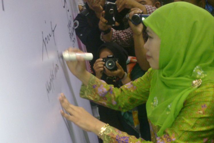 Menteri Sosial Khofifah Indar Parawansa saat menandatangani deklarasi dukungan Laskar Anti Narkoba Muslimat NU di GOR Jayabaya, Kota Kediri, Jawa Timur, Minggu (2/4/2017).