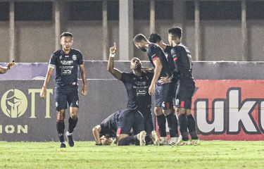 Para pemain Arema FC merayakan gol dalam pertandingan melawan Persela Lamongan di Stadion Madya Gelora Bung Karno, Minggu (3/10/2021) malam WIB.