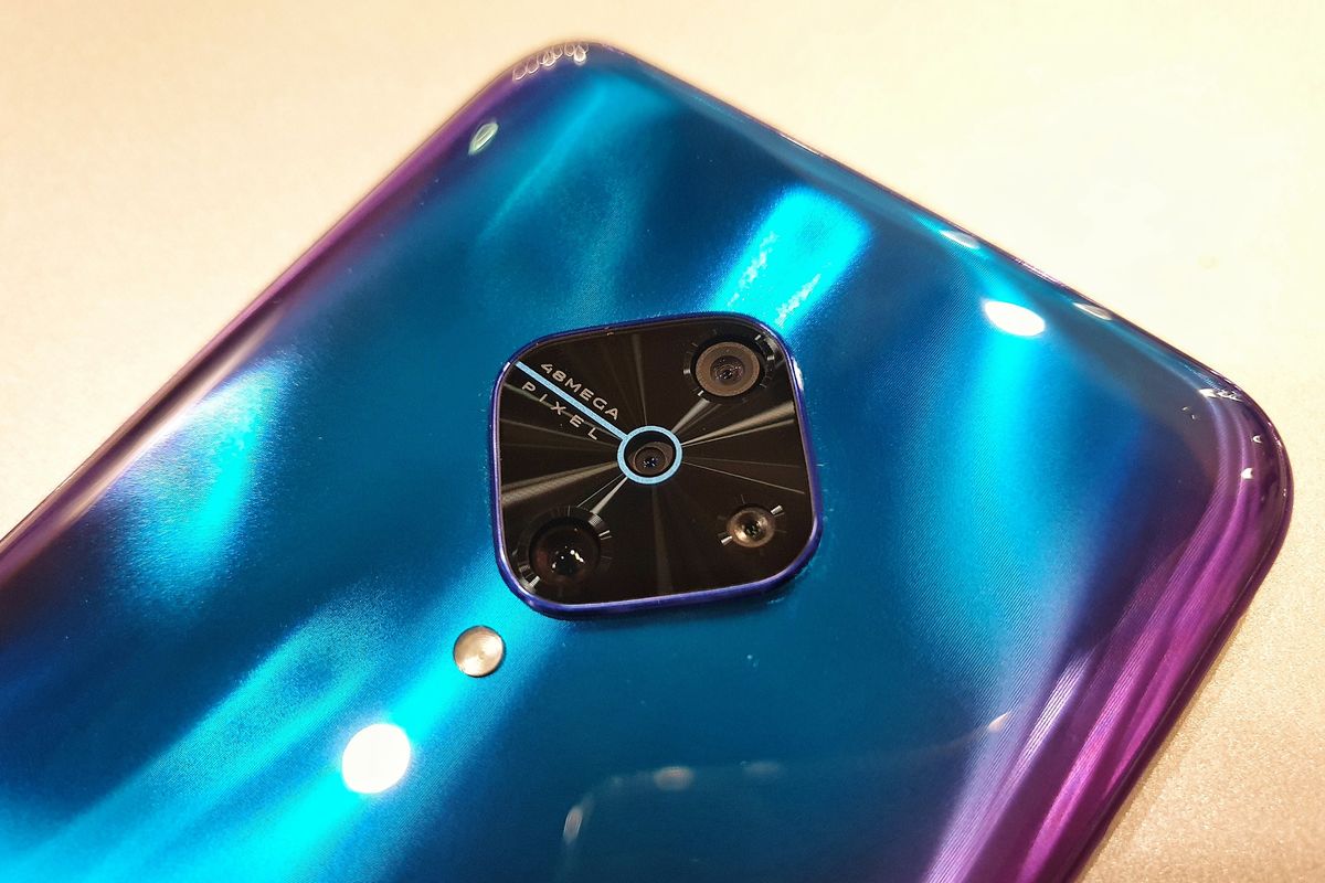 Empat kamera belakang Vivo S1 Pro di dalam modul diamond-cut.