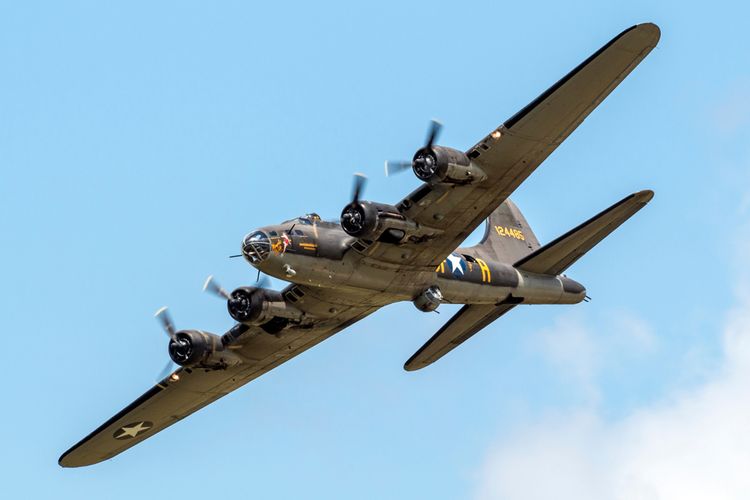 Pesawat Boeing B-17 yang jatuh dalam kecelakaan di Bandara Connecticut, Rabu (2/10/2019).