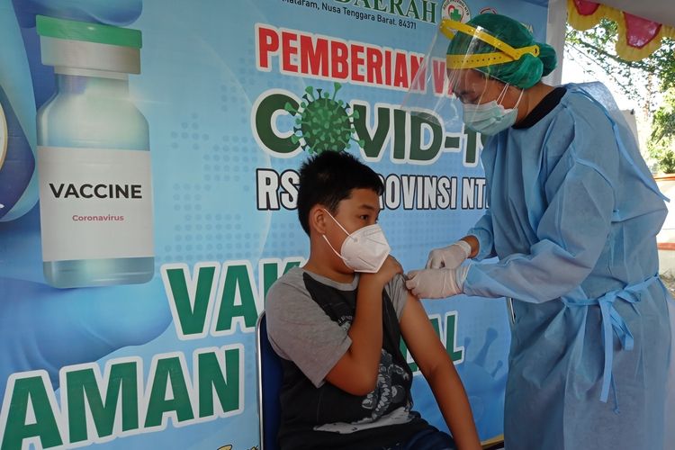 Pelaksanaan vaksinasi covid-19 untuk anak usia 12-17 tahun di RSUD Provinsi NTB, Jumat (2/7/2021).