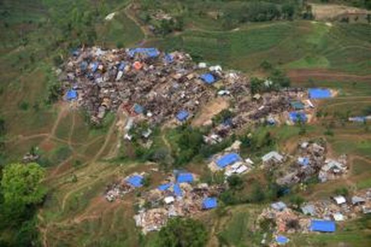 Rumah warga di Desa Barpak, Kabupaten Gorkha, Nepal, yang hancur diguncang gempa, terlihat dari helikopter tentara India, 29 April 2015. Empat hari setelah gempa besar, kawasan pedalaman Nepal mulai disentuh tim penyelamatan dan bantuan makanan.