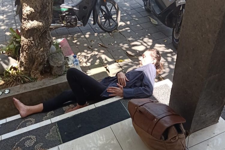 Seorang WN Inggris yang diamankan Satpol PP Badung, Sabtu (14/9/2019) siang karena mengamuk di jalanan.