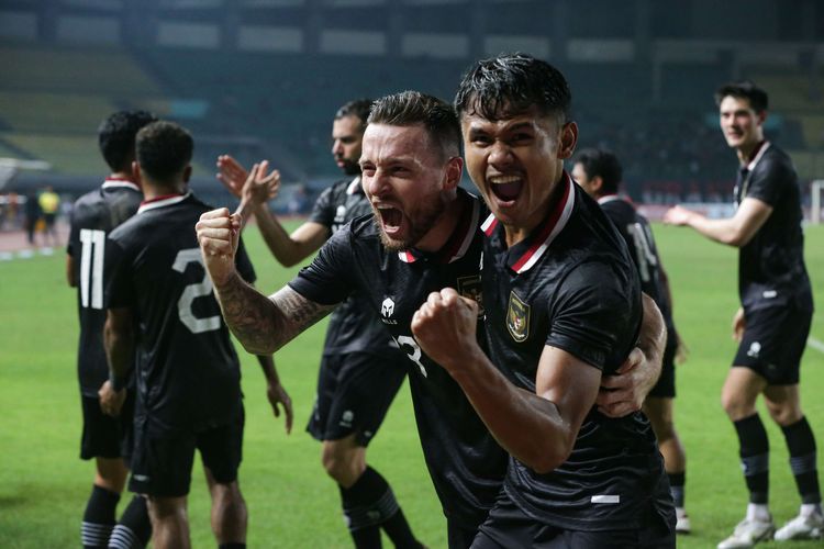 Pemain timnas Indonesia berselebrasi usai membobol gawang Burundi saat pertandingan FIFA Matchday di Stadion Patriot Candrabhaga, Bekasi, Selasa (28/3/2023). Burundi ditahan imbang dengan skor 2-2.