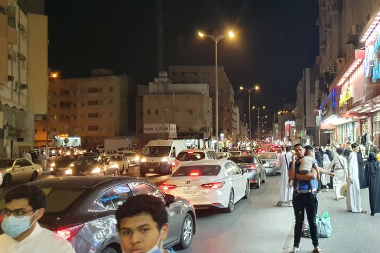 Suasana keramaian jalan di sekitar Masjidil Haram saat Ramadhan 2022