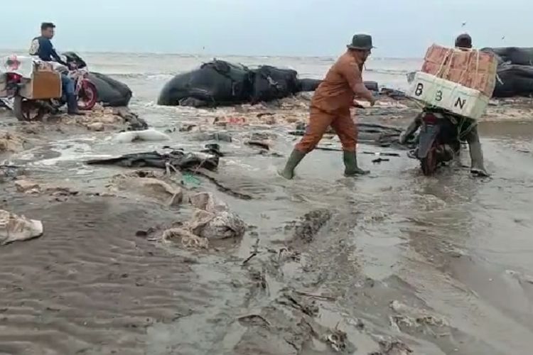 Pengiriman bantuan logistik ke Dusun Tanjungsari, Desa Sedari, Kecamatan Cibuaya, Kabupaten Karawang terendam banjir rob pada 26 Desember 2022.