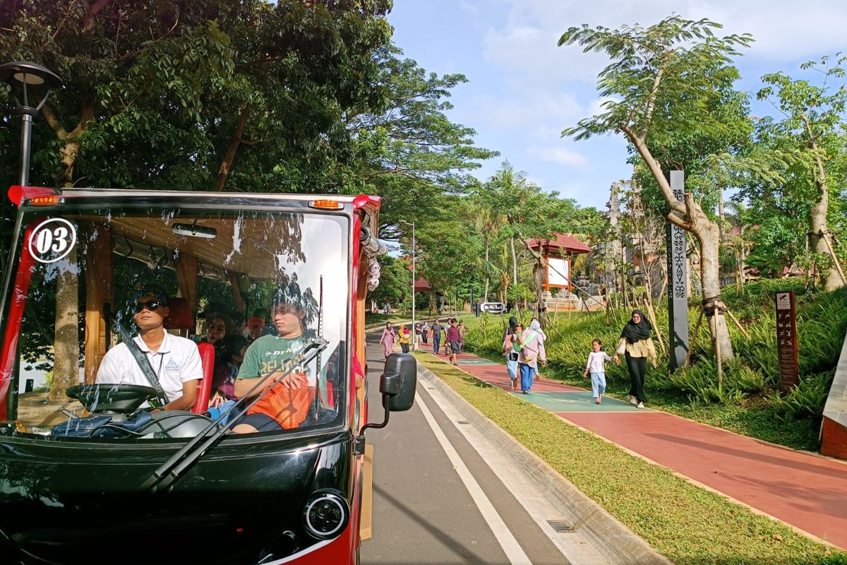 Bus listrik di Taman Mini Indonesia Indah, Jakarta Timur, Senin (23/1/2023).