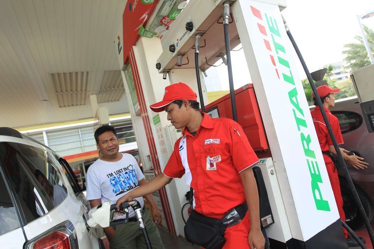 Petugas melayani pembeli Pertalite di SPBU Abdul Muis, Jakarta Pusat, Jumat (24/7/2015). PT Pertamina (Persero) mulai menjual Pertalite dengan oktan 90 kepada konsumen dengan harga Rp.8400 perliter. KOMPAS IMAGES/KRISTIANTO PURNOMO