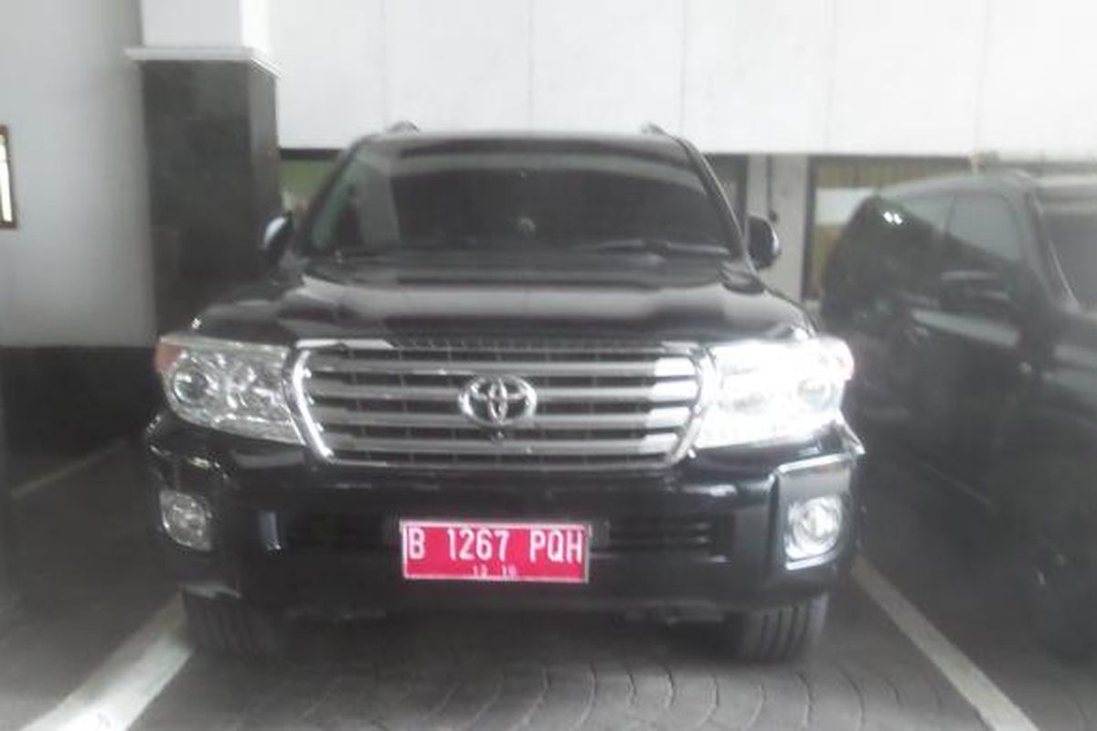 Mobil dinas Gubernur DKI Jakarta Basuki Tjahaja yang sudah menggunakan pelat merah bernomor polisi B 1267 PQH, Rabu (27/7/2016). Selama ini, mobil dinas Ahok terpantau tak pernah menggunakan pelat merah. Namun, pasca penerapan ganjil genap, Ahok berjanji akan terus menggunakan pelat resmi untuk mobil dinas milik pemerintah itu.