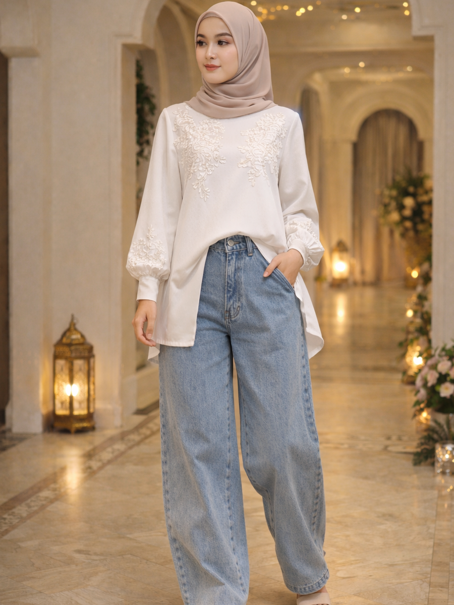 Light Wash Baggy Jeans + Atasan Putih Bersih.