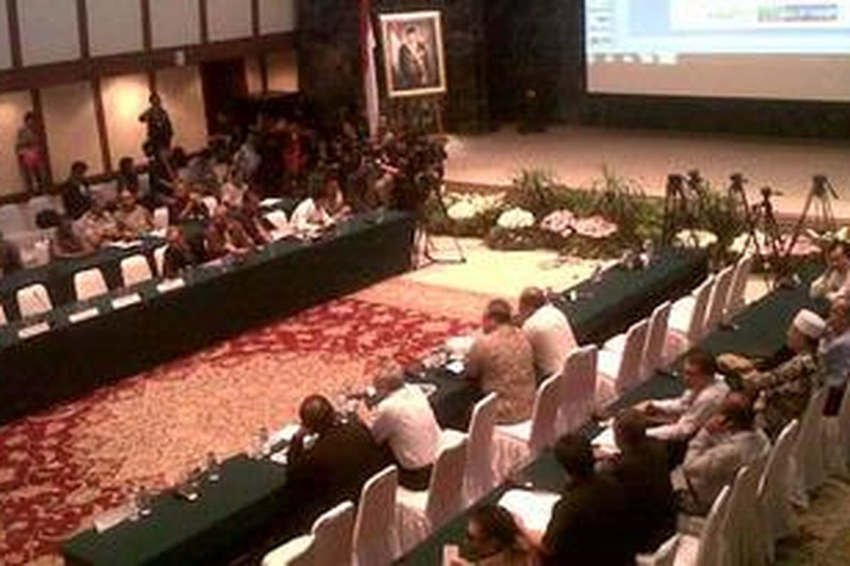 Suasana public hearing yang digelar Pemprov DKI terkait pro-kontra pembangunan megaproyek enam ruas jalan tol di Jakarta, Selasa (15/1/2013), di Balaikota Jakarta.