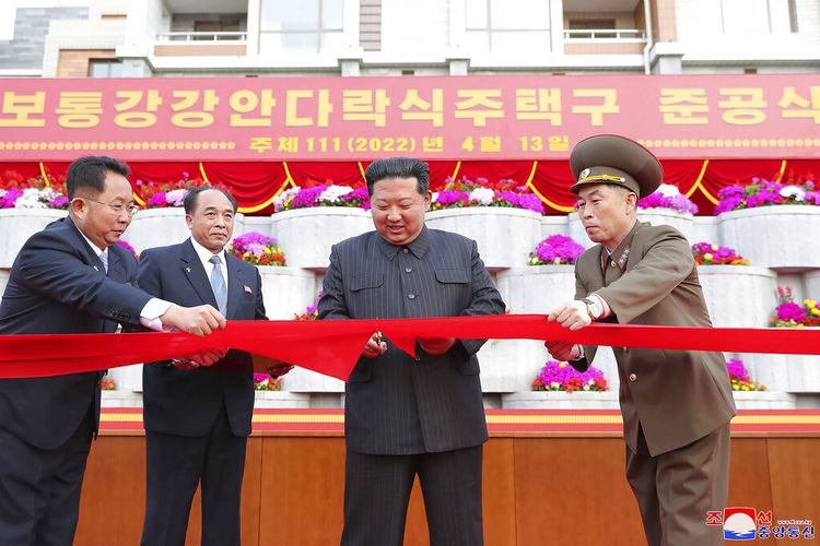 Dalam foto yang disediakan oleh pemerintah Korea Utara, Kim Jong Un, kedua kanan, memotong pita saat upacara peresmian distrik perumahan bertingkat Pothong di Pyongyang, Korea Utara Rabu, 13 April 2022. 