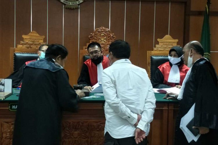 Sidang pemeriksaan saksi pembobolan rekening Ilham Bintang di Pengadinal Negeri Jakarta Barat, Rabu (8/7/2020)