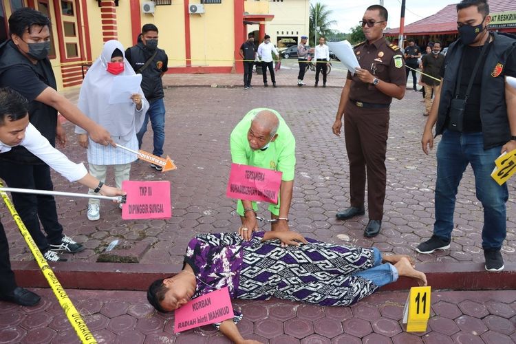 Penyidik Polres Aceh Timur disaksikan Kejaksaan Negeri Aceh Timur, menggelar rekontruksi kasus pembuhuhan terhadap Radiah (49) dibunuh oleh suaminya sendiri, MH (64) warga Desa Pante Bidari, Aceh Timur, Selasa (9/2/2022).