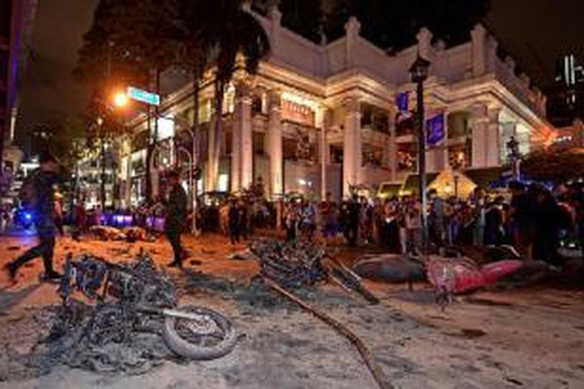 Sisa-sisa puing akibat ledakan bom di dekat Kuil Erawan, Distrik Chidlom, pusat Kota Bangkok, Thailand, Senin (17/8/2015) sekitar pukul 19.00 waktu setempat