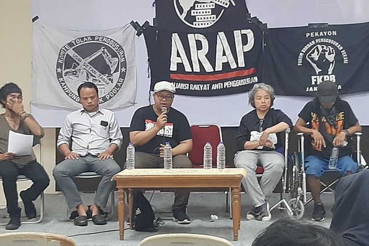 Pengacara LBH Bandung Riefki Zulfikar (kedua dari kiri) dalam konferensi pers di Kantor LBH Jakarta, Kamis (16/1/2020).