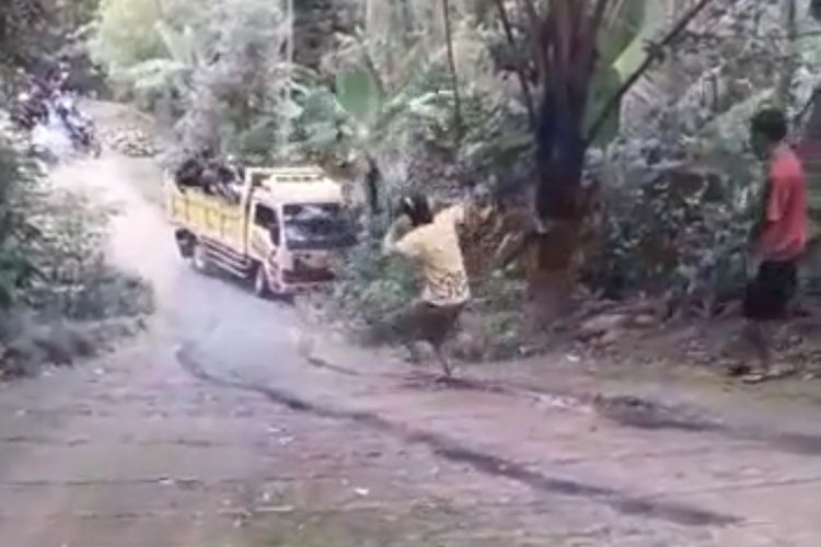 Tangkapan layar video truk yang tak kuat menanjar mundur hingga terguling di jalan Dusun Pletuk  Desa Pesangkalan, Kecamatan Pagedongan, Banjarnegara, Jawa Tengah, Selasa (14/2/2023). 