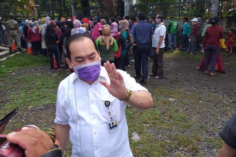 Ratusan warga tampak berebut pembagian sembako di halaman Kantor Baznas, Cibinong, Kabupaten Bogor, Jawa Barat, Senin (20/4/2020).